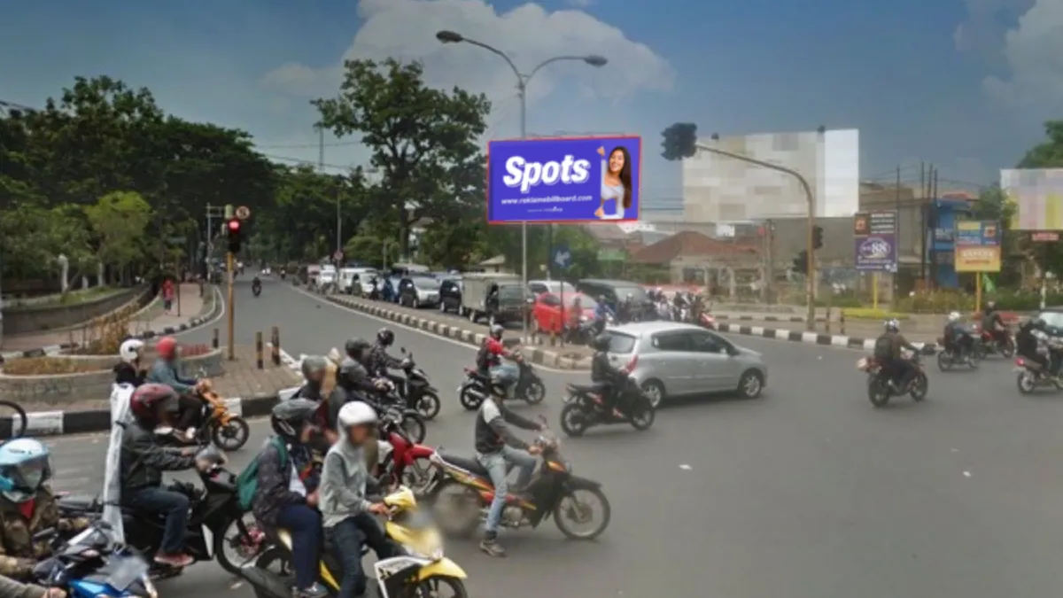 Sewa billboard Bandung di persimpangan Jl. BKR dan Jl. M. Toha, Tegalega dengan lalu lintas padat.