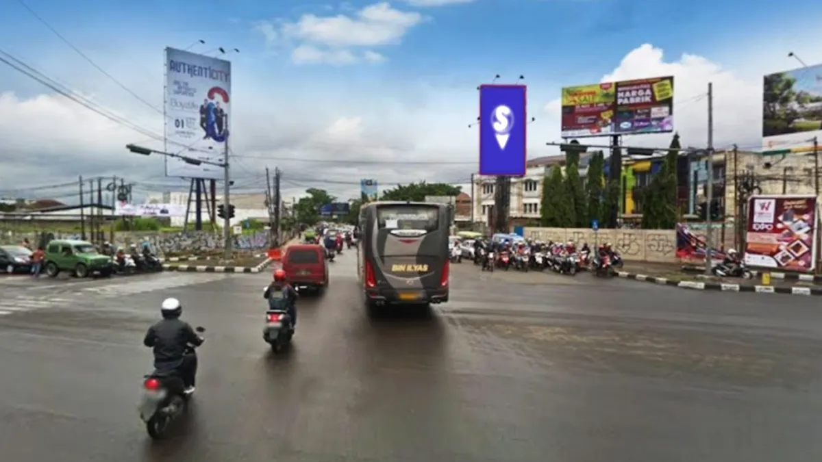 Sewa billboard Bandung di Jl. Buah Batu menawarkan visibilitas tinggi dan trafik padat.