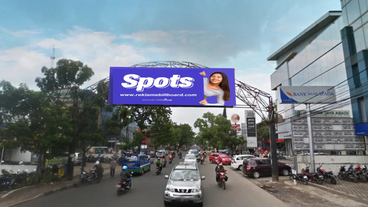 Sewa billboard Bandung di Jl. Buahbatu dengan lalu lintas yang padat.