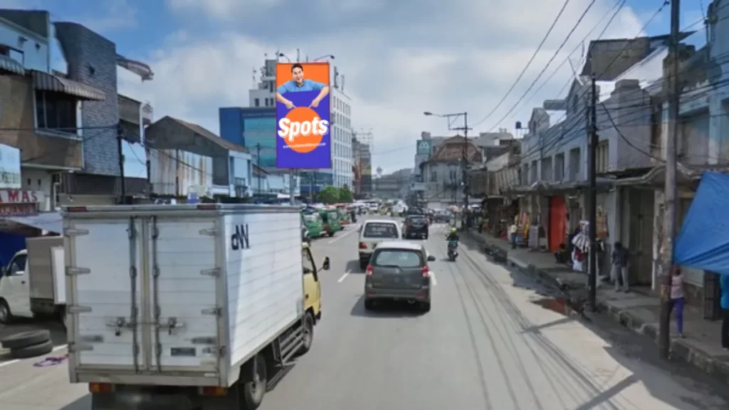 Sewa Billboard Bandung di persimpangan Jl. Suniaraja dan Jl. Kebon Jati dengan lalu lintas ramai.