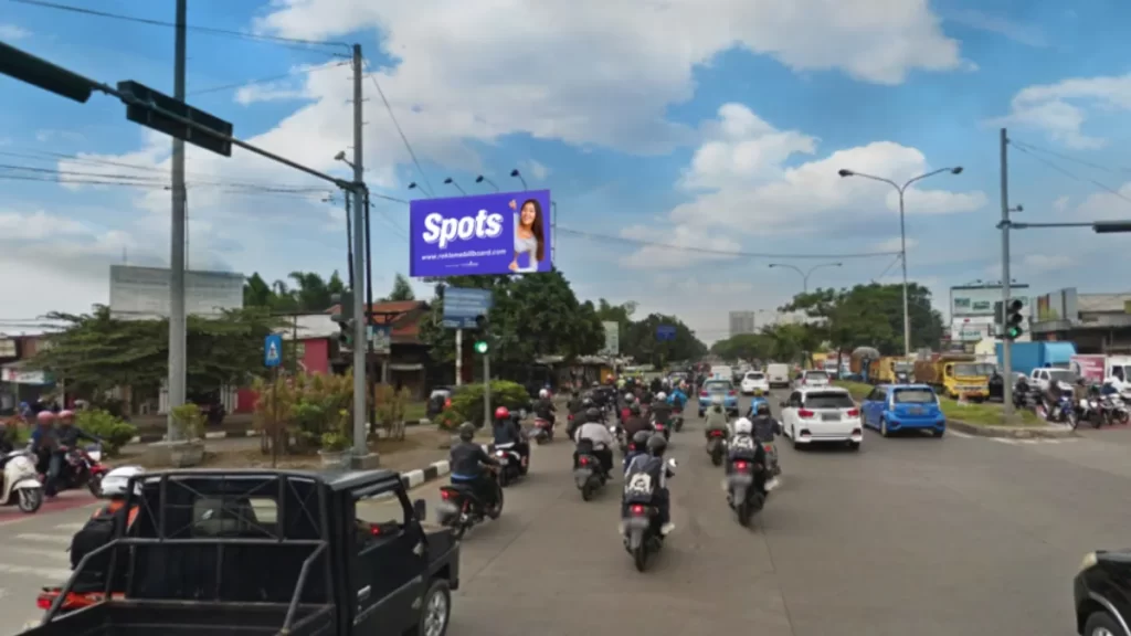 Billboard Spots di Jl. Gedebage, Bandung menampilkan iklan sewa billboard