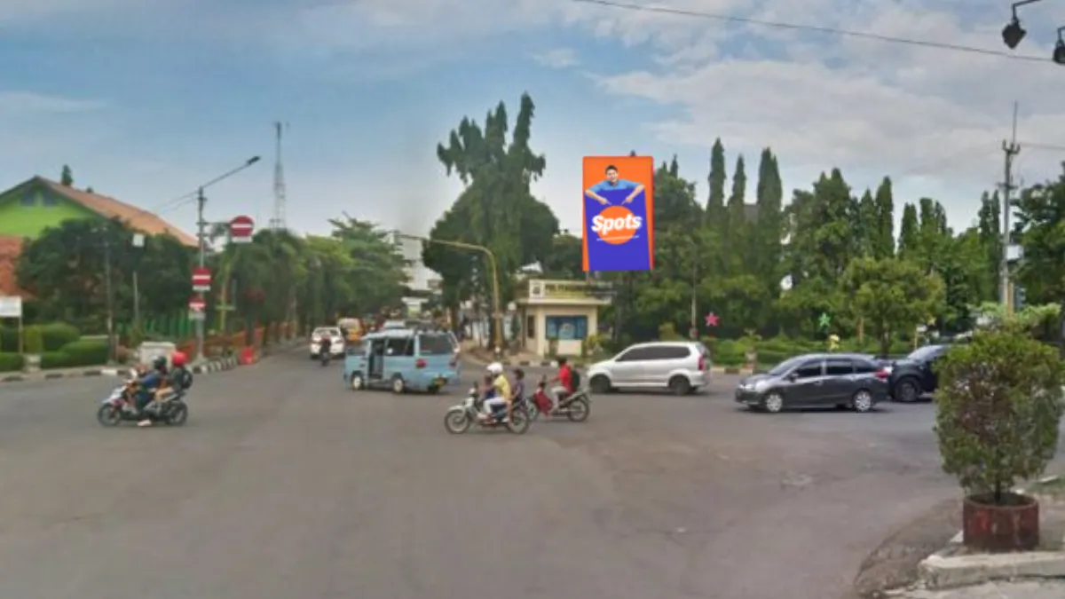 Sewa billboard Cirebon di persimpangan ramai Perempatan Sumber dengan lalu lintas tinggi