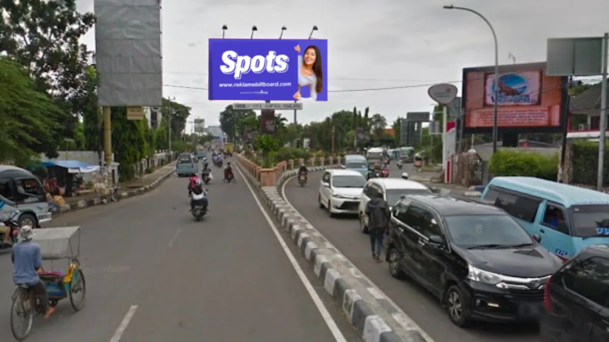 Sewa Billboard Cirebon di Taman Krucuk dengan dua sisi yang menawarkan visibilitas maksimum untuk iklan Anda