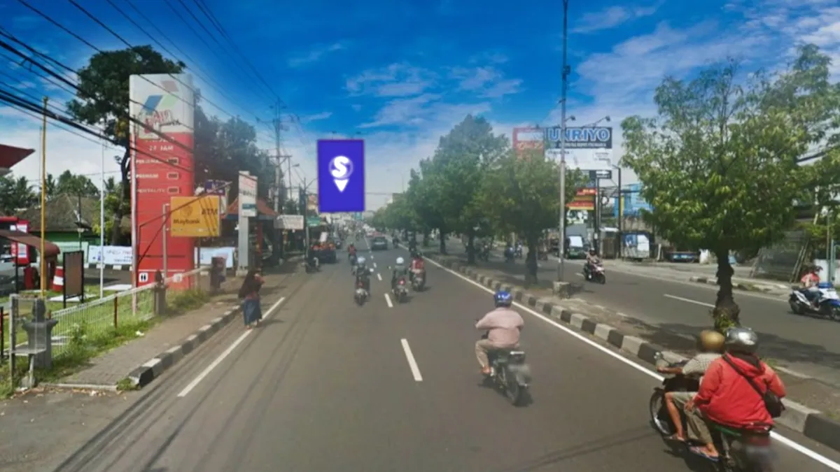 Sewa billboard Yogyakarta di Jl. Solo depan Koramil Depok menawarkan visibilitas tinggi untuk iklan Anda.