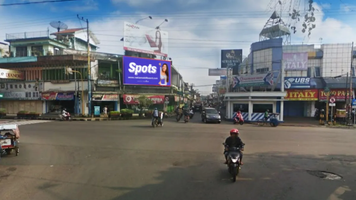 Sewa billboard Purwokerto di persimpangan Pasar Wage dengan lalu lintas padat, menampilkan pemandangan kota yang sibuk.