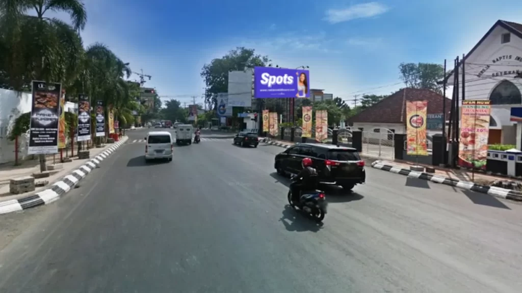 Sewa Billboard Semarang di Jl Gajahmada - Perempatan Kampung Kali Gereja dengan fasilitas menarik
