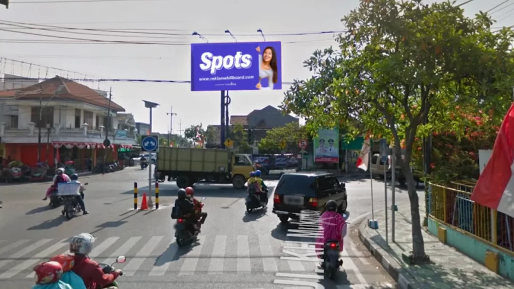 Billboard yang tersedia untuk disewa di Jl Diponegoro KH Mukmin, Sidoarjo