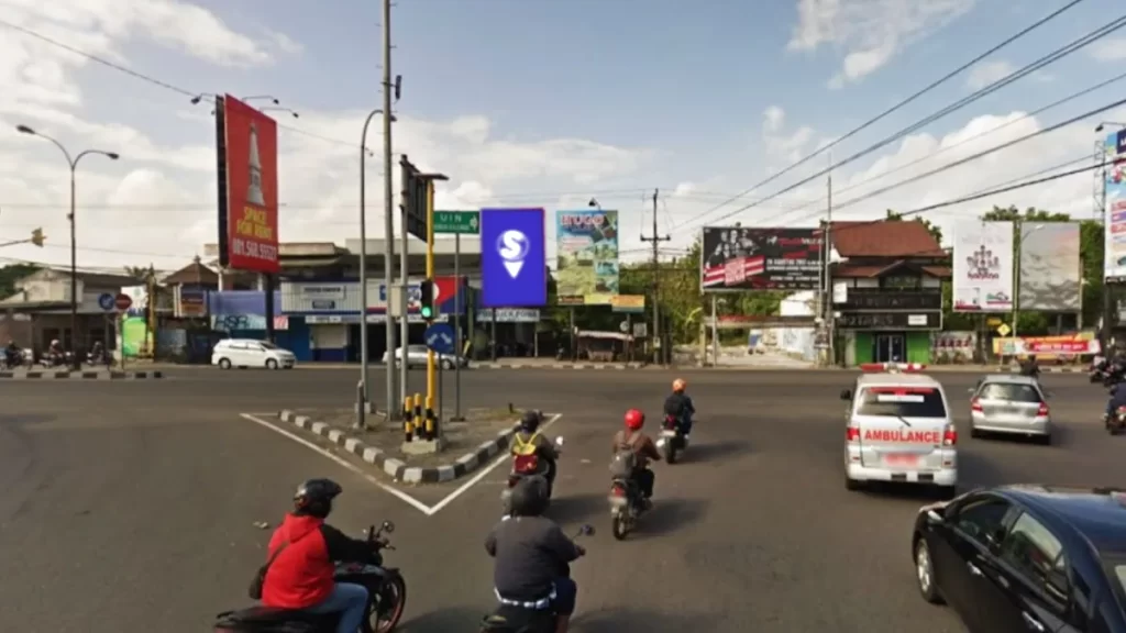 Sewa Billboard Yogyakarta di persimpangan Jl. Laksda Adisucipto yang ramai