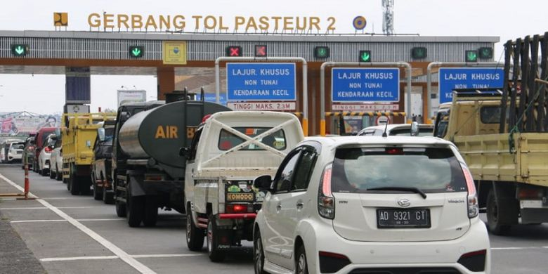 Exit Tol Pasteur KM 00 + 700 | SPOTS - sewa reklame billboard