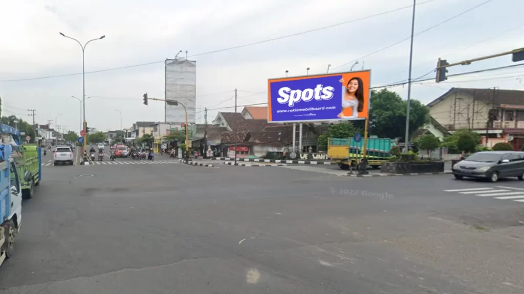 Sewa billboard Ngawi di persimpangan Jl. A Yani yang sibuk
