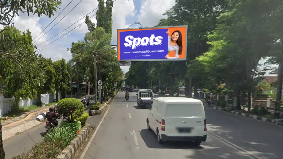 Sewa Billboard Pati di Jalan P. Sudirman dengan pemandangan menuju Patung Kuda.