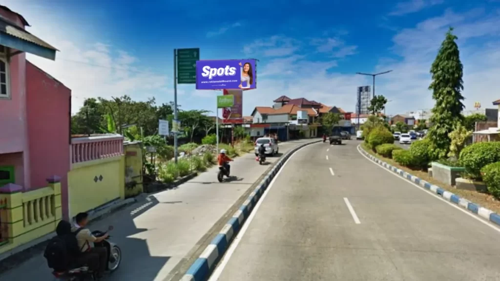 sewa Billboard Spots di Jalan Raya Bandara Sidoarjo dengan latar belakang langit biru