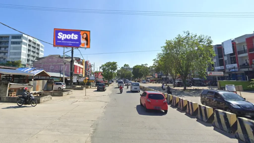 Sewa Billboard Balikpapan di Jl MT. Haryono dengan visibilitas tinggi dan lalu lintas padat.