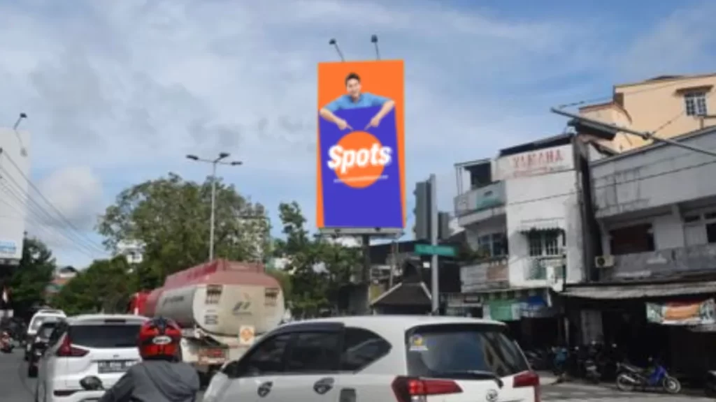 Sewa billboard Balikpapan di Jl. Sudirman dengan lalu lintas tinggi