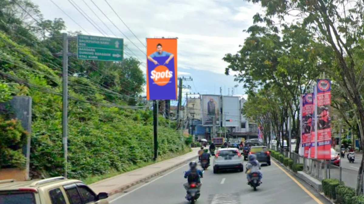 Sewa billboard Balikpapan di persimpangan Jl. Sudirman menawarkan visibilitas tinggi dan lalu lintas padat.
