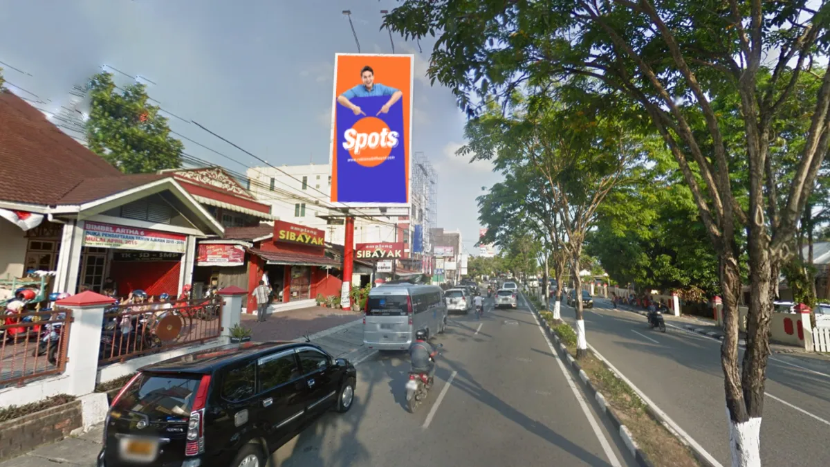Sewa billboard Balikpapan di Jl. Sudirman menawarkan visibilitas tinggi untuk iklan outdoor Anda