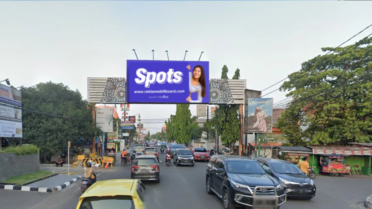 Sewa billboard Cirebon di Jl Kartini menampilkan pemandangan jalan ramai.