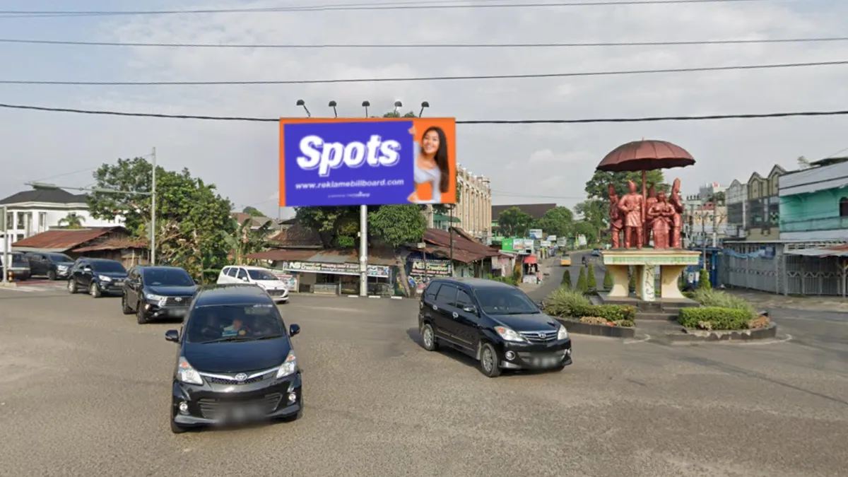 Sewa Billboard Jambi di persimpangan Jl. MH Thamrin Makalam dengan lalu lintas ramai